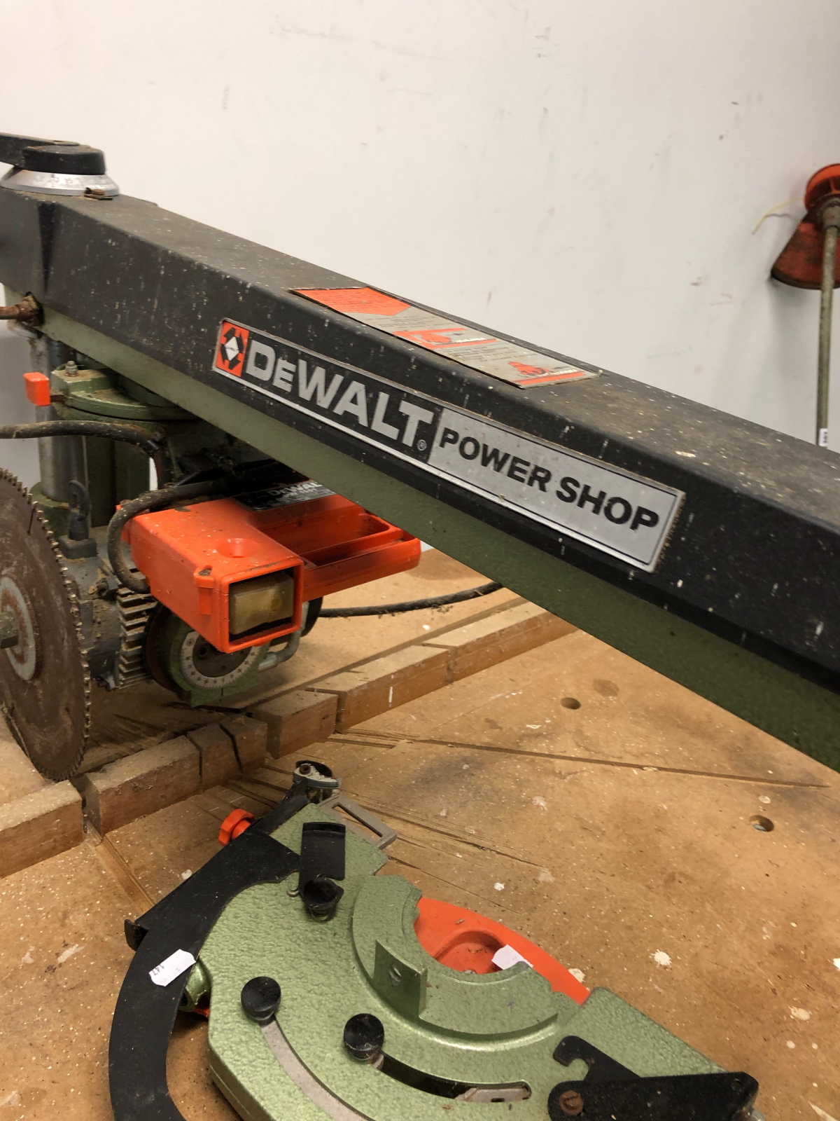 A DEWALT POWER SHOP DW1501 CHOP SAW ON BENCH WITH INSTRUCTION MANUAL. - Image 3 of 3