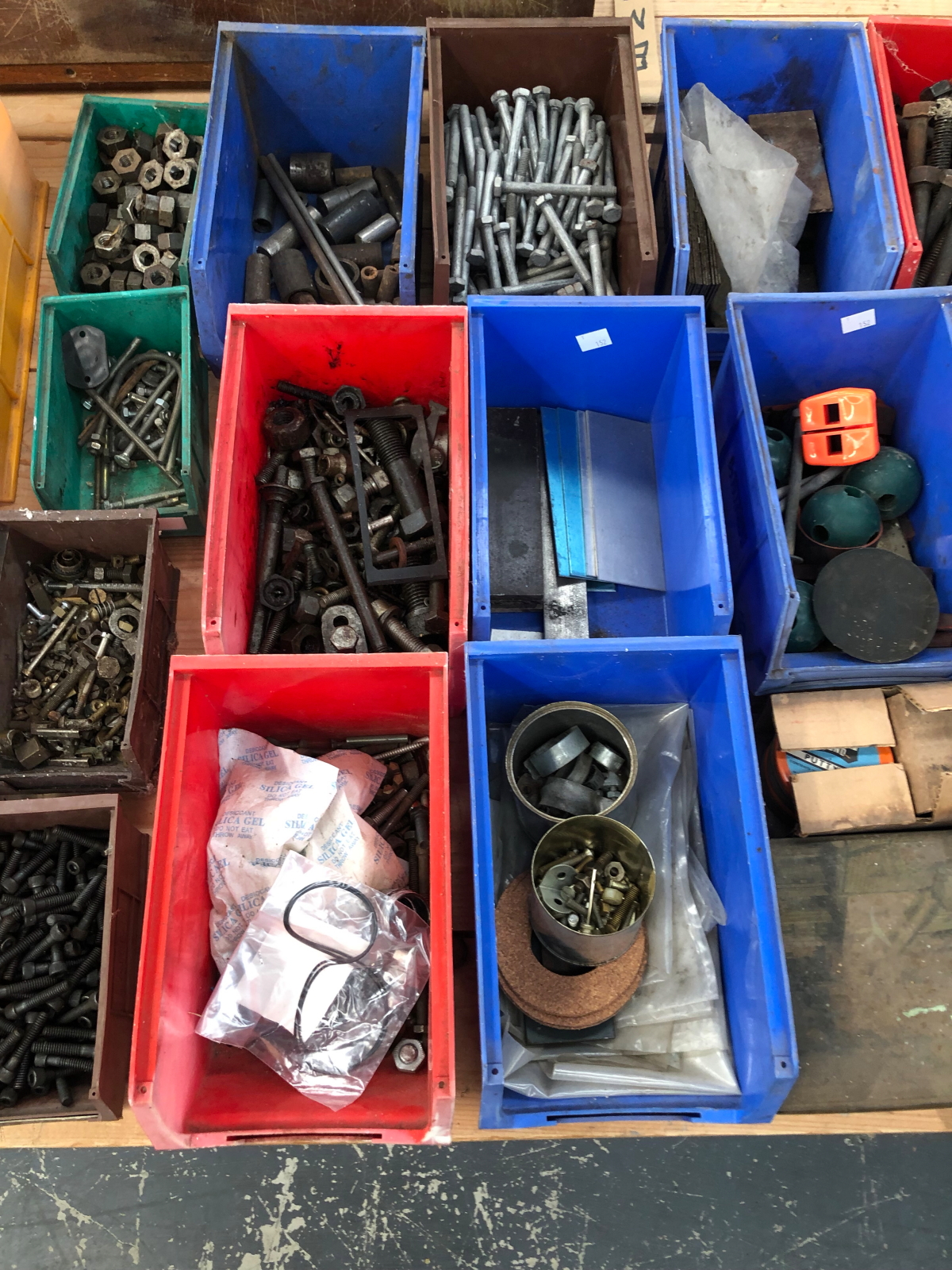 A LARGE QUANTITY OF NUTS, BOLTS, FIXINGS ETC. - Image 2 of 4