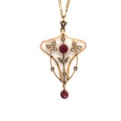 AN ANTIQUE 9ct GOLD SEED PEARL AND STONE SET ART NOUVEAU STYLE PENDANT SUSPENDED ON A FIGARO STYLE