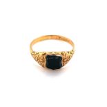 AN ANTIQUE HALLMARKED 18ct YELLOW GOLD AND ONYX SHIELD SIGNET RING WITH SCROLL ENGRAVED SHOULDERS.