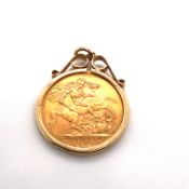 A 1966 ELIZABETH FULL SOVEREIGN 22ct GOLD COIN IN A 9ct GOLD SCROLL TOP MOUNT. GROSS WEIGHT 9.4grms.