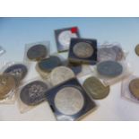 A COLLECTION OF 20th C. CROWNS, THREE HALF CROWNS AND COPPER COINS IN A WOODEN TRAY