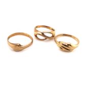 TWO HALLMARKED 9ct YELLOW GOLD DRESS RINGS. FINGER SIZES L, AND P 1/2, TOGETHER WITH A FUTHER