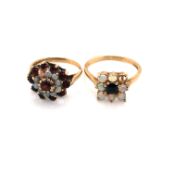 A VINTAGE HALLMARKED 9ct YELLOW GOLD, OPAL AND GARNET CLUSTER RING. FINGER SIZE K 1/2. WEIGHT 3.
