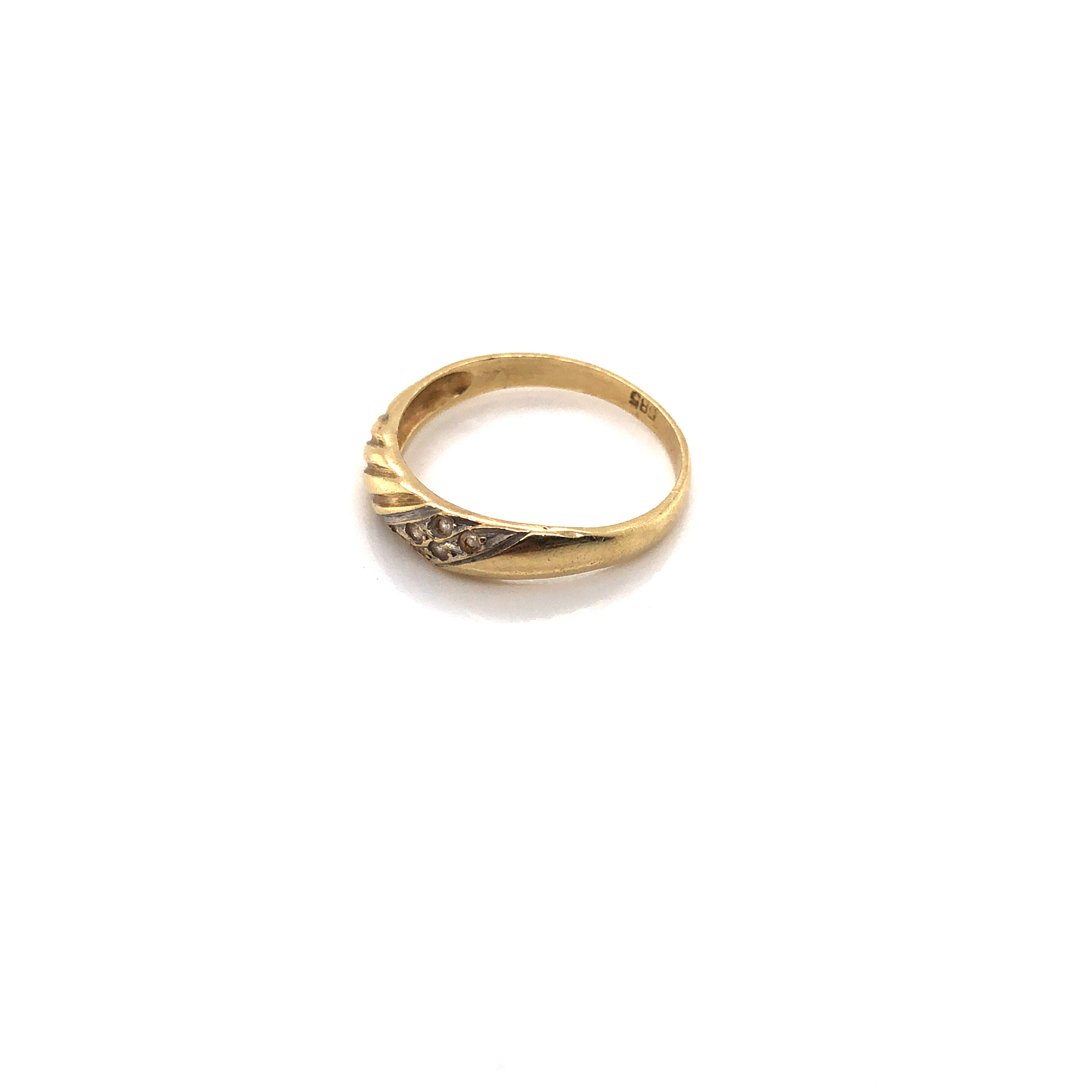 A VINTAGE CUBIC ZIRCONIA DRESS RING WITH REEDED TEXTURED BAND. STAMPED 585 ASSESSED AS 14ct GOLD - Image 3 of 4