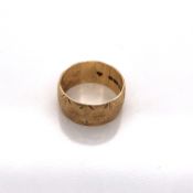 A VINTAGE HALLMARKED 9ct YELLOW GOLD WEDDING RING. FINGER SIZE H. WEIGHT 3.3grms.
