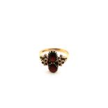 A VINTAGE HALLMARKED 9ct YELLOW GOLD, EIGHT STONE GARNET CLUSTER RING. FINGER SIZE Q. WEIGHT 3.