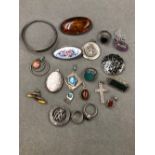 A QUANTITY OF SILVER JEWELLERY TO INCLUDE BROOCHES, RINGS, PENDANTS, A LOCKET, A SERVICES RENDERED