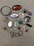 A QUANTITY OF SILVER JEWELLERY TO INCLUDE BROOCHES, RINGS, PENDANTS, A LOCKET, A SERVICES RENDERED