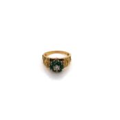 A VINTAGE HALLMARKED 14ct YELLOW GOLD, EMERALD AND DIAMOND CLUSTER RING, UPON BARKED EFFECT TAPERING