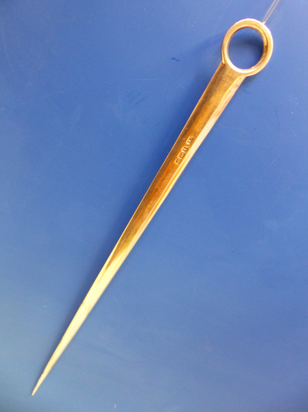 A HALLMARKED SILVER MEAT SKEWER BY ATKIN BROTHERS,DATED 1928, SHEFFIELD. LENGTH 25.5cms, WEIGHT 42. - Image 2 of 5