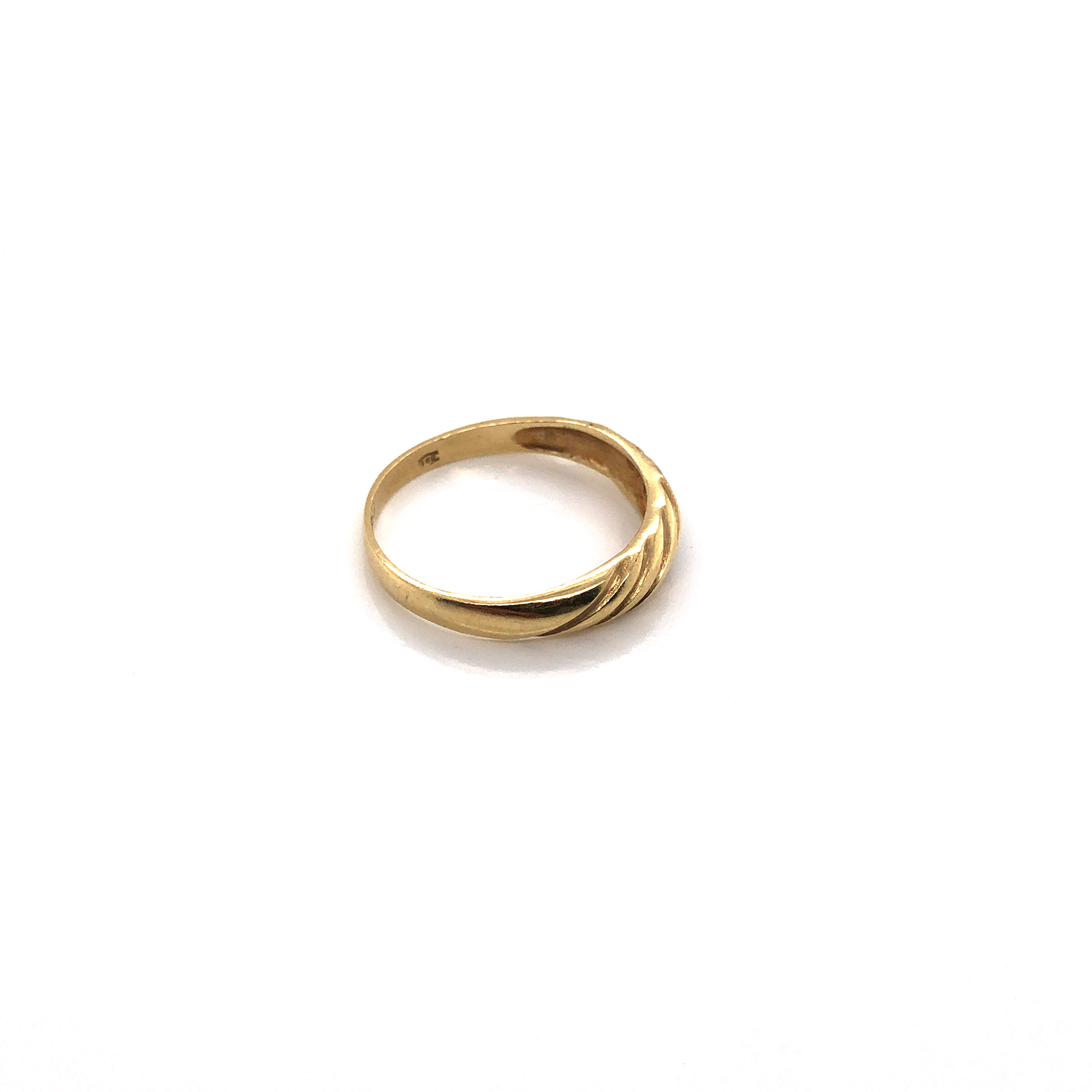 A VINTAGE CUBIC ZIRCONIA DRESS RING WITH REEDED TEXTURED BAND. STAMPED 585 ASSESSED AS 14ct GOLD - Image 2 of 4