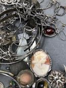 A LARGE COLLECTION OF HALLMARKED SILVER AND OTHER VINTAGE JEWELLERY TO INCLUDE RINGS, INGOT,