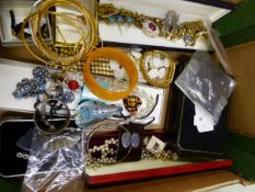 A QUANTITY OF COSTUME JEWELLERY TO INCLUDE A VINTAGE CHRISTIAN DIOR BROOCH, SILVER, BANGLES,