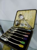 A SET OF SIX CASED HALLMARKED SILVER AND ENAMELLED CAKE FORKS TOGETHER WITH A SILVER SUGAR NIPS, A