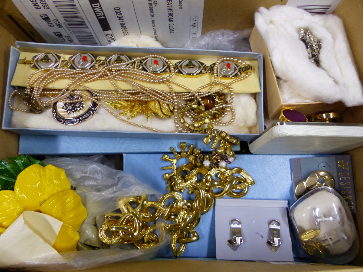 AN INTERESTING COLLECTION OF VINTAGE COSTUME JEWELLERY.