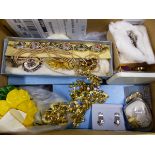 AN INTERESTING COLLECTION OF VINTAGE COSTUME JEWELLERY.