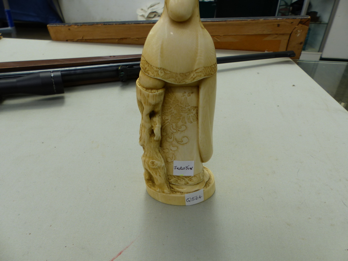 AN ANTIQUE CARVED IVORY FIGURE OF AN IMMORTAL WITH SIGNATURE TABLET TRANSLATING JUROJIN. - Image 4 of 7