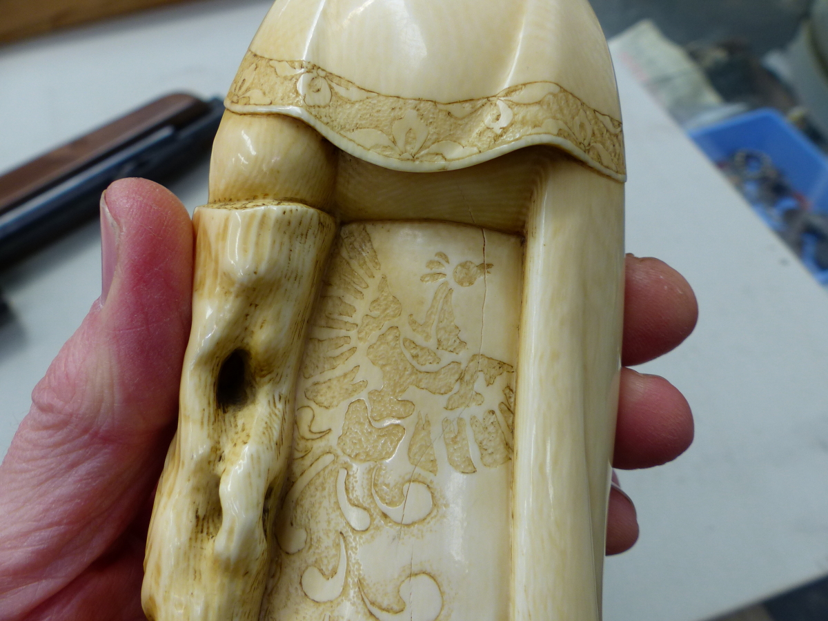 AN ANTIQUE CARVED IVORY FIGURE OF AN IMMORTAL WITH SIGNATURE TABLET TRANSLATING JUROJIN. - Image 3 of 7