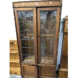 A 20th C. OAK DISPLAY CABINET WITH LEADED GLASS DOORS WITHIN BATON AND BEAD BANDS. W 87 x D 30 x H