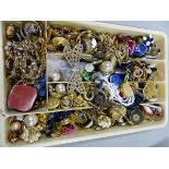 A COLLECTION OF VINTAGE COSTUME JEWELLERY.