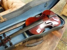 A VINTAGE 3/4 VIOLIN IN CASE, NO MAKERS LABEL.