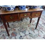 AN ANTIQUE MAHOGANY THREE DRAWER SIDE TABLE.