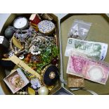 A QUANTITY OF ANTIQUE AND VINTAGE JEWELLERY AND COLLECTABLES, BANK NOTES, TRINKET BOXES ETC.