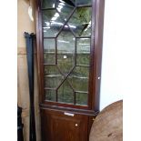 AN ANTIQUE MAHOGANY FLOOR STANDING CORNER CABINET