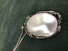 A VINTAGE ART NOUVEAU STYLE SILVER AND MOTHER OF PEARL PENDANT AND CHAIN.