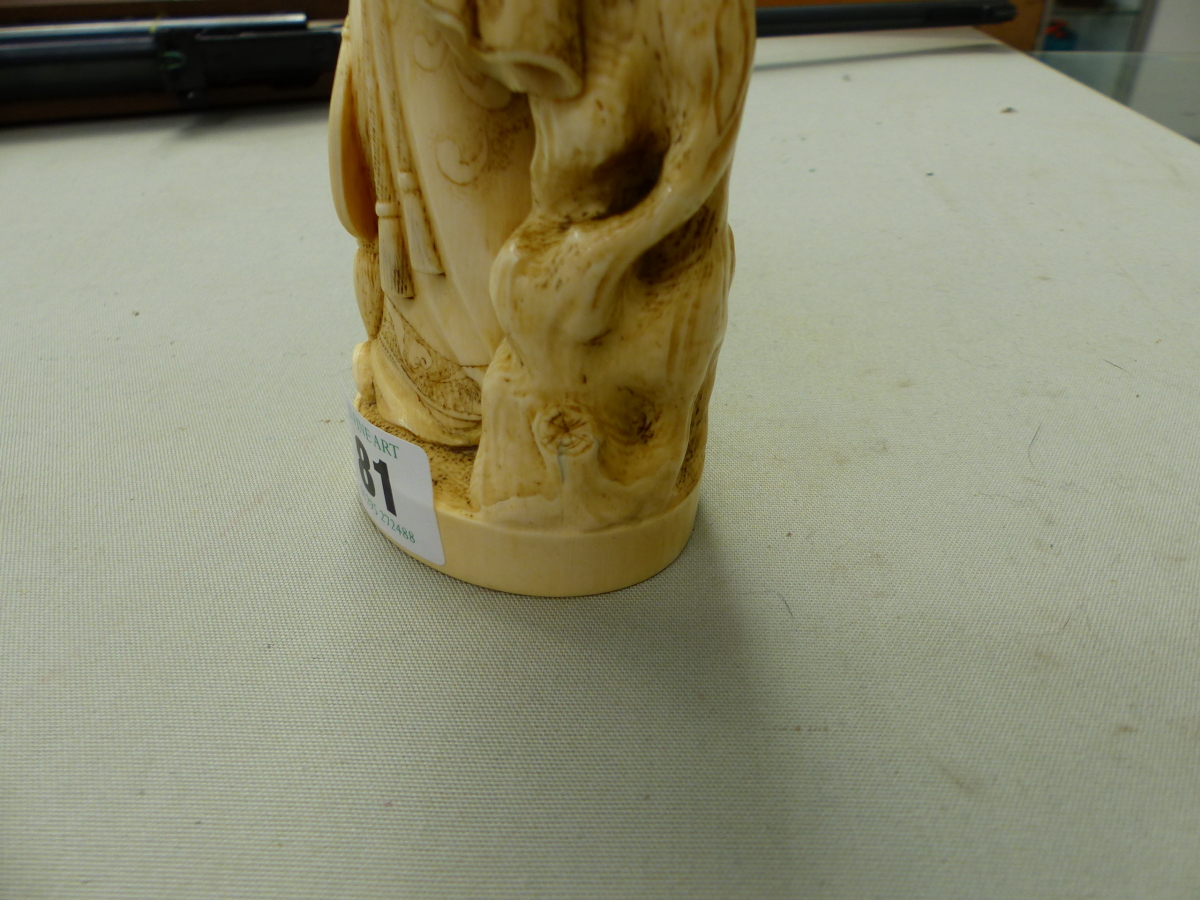 AN ANTIQUE CARVED IVORY FIGURE OF AN IMMORTAL WITH SIGNATURE TABLET TRANSLATING JUROJIN. - Image 6 of 7