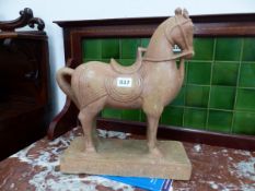 A TANG STYLE POTTERY HORSE SCULPTURE.