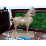 A TANG STYLE POTTERY HORSE SCULPTURE.