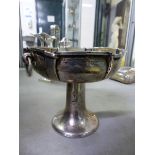 A HALLMARKED SILVER ARTS AND CRAFTS STYLE SHALLOW CHALICE, DATED 1905 BIRMINGHAM.