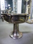 A HALLMARKED SILVER ARTS AND CRAFTS STYLE SHALLOW CHALICE, DATED 1905 BIRMINGHAM.