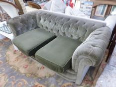 AN ANTIQUE BUTTON BACK CHESTERFIELD SETTEE.