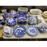 BLUE AND WHITE WARES, TO INCLUDE: TUREENS, CHINESE SLEEVE VASES, BOWLS AND JARS, A CHINESE AND A