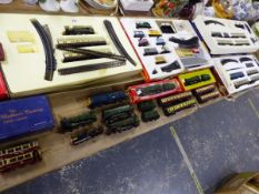 HORNBY DUBLO ELECTRIC LOCOMOTIVES, CARRIAGES, ROLLING STOCK, A TURNTABLE AND RAIL TOGETHER WITH