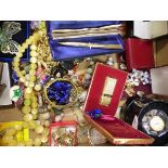 A GOOD COLLECTION OF COSTUME JEWELLERY AND COLLECTABLES TO INCLUDE A RONSON CASED LIGHTER, BROOCHES,