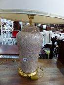 A LARGE DECORATIVE TABLE LAMP.