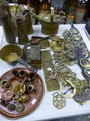 BRASS AND COPPER, TO INCLUDE: HORSE BRASSES, JUGS, A HOT WATER JUG, A COPPER WAITER, MEASURES AND