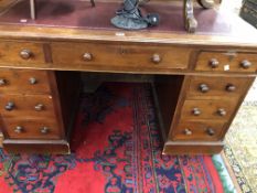 AN EARLY 20th C. MAHOGANY PEDESTAL DESK, THE RED LEATHER INSET TOP OVER A KNEEHOLE DRAWER FLANKED BY