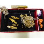 ANTIQUE AND VINTAGE JEWELLERY TO INCLUDE A GOLD AND DIAMOND SET BAR BROOCH, TWO OTHER GOLD BAR