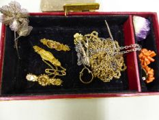 ANTIQUE AND VINTAGE JEWELLERY TO INCLUDE A GOLD AND DIAMOND SET BAR BROOCH, TWO OTHER GOLD BAR