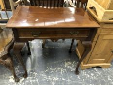 A CHEVRON LINE INLAID MAHOGANY SIDE TABLE WITH A SINGLE DRAWER ABOVE THE CABRIOLE LEGS. W 76 x D