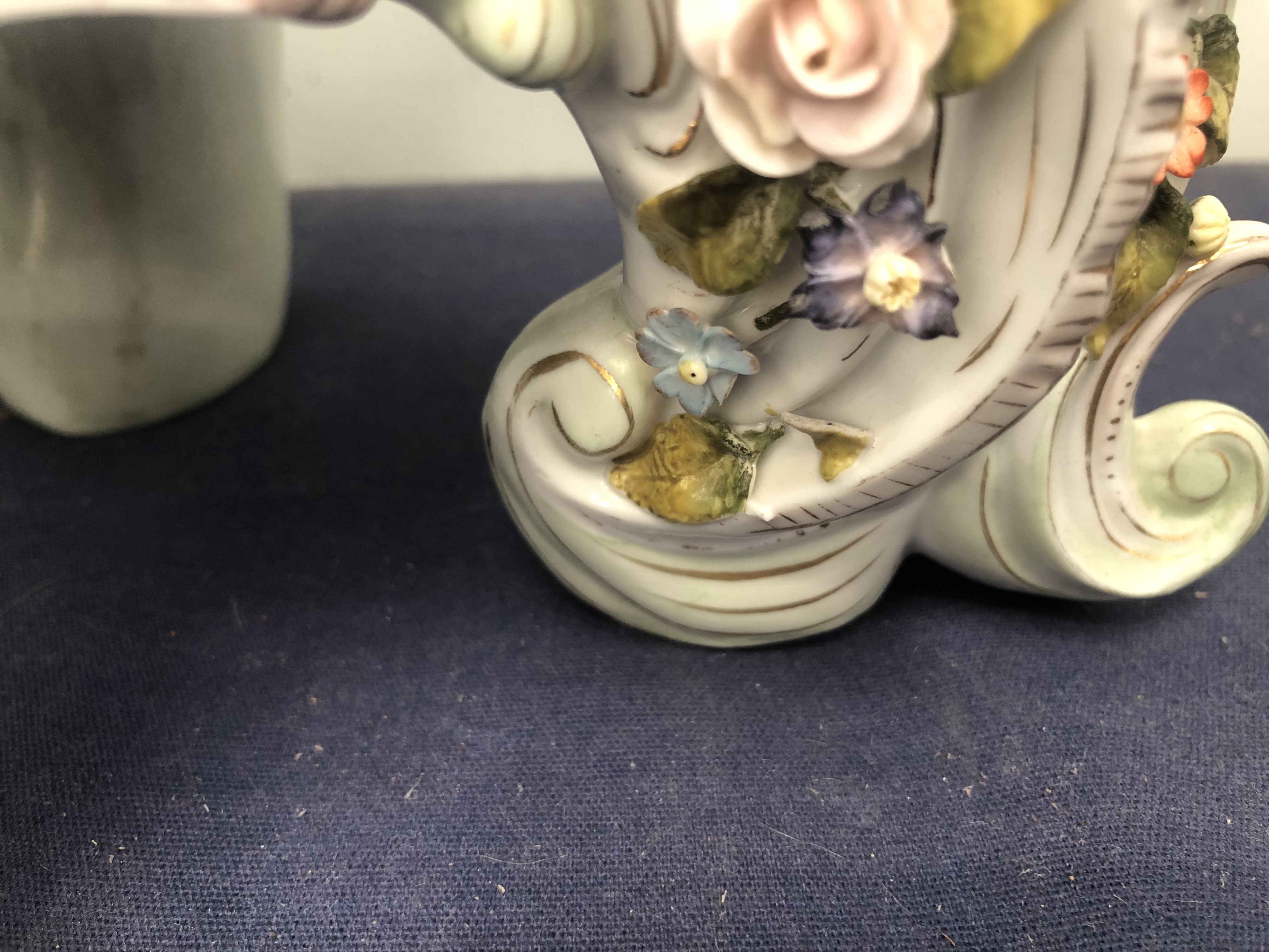 A BREGUET MARKED DIAL TO A CLOCK STRIKING ON A BELL IN A FLOWER ENCRUSTED PORCELAIN CASE - Image 7 of 10