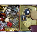 A COLLECTION OF ANTIQUE AND LATER JEWELLERY AND COLLECTABLES TO INCLUDE A PAIR OF LORGNETTE GLASSES,