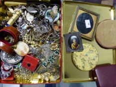 A COLLECTION OF ANTIQUE AND LATER JEWELLERY AND COLLECTABLES TO INCLUDE A PAIR OF LORGNETTE GLASSES,