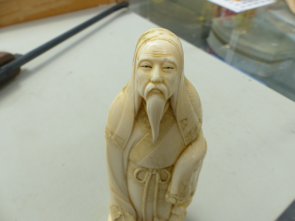 AN ANTIQUE CARVED IVORY FIGURE OF AN IMMORTAL WITH SIGNATURE TABLET TRANSLATING JUROJIN. - Image 5 of 7