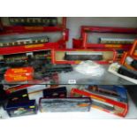 VARIOUS HORNBY OO CARRIAGES AND ROLING STOCK, 4 VARIOUS ENGINES, BACHMANN TTC BOX SET AND OTHER